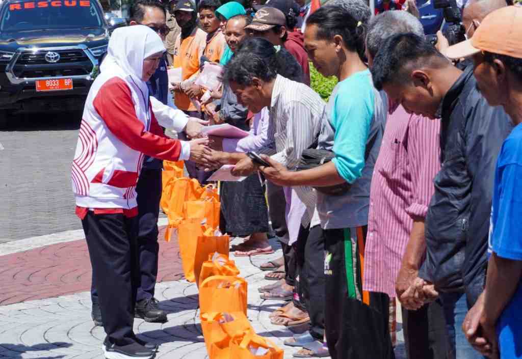 Kisah Relawan Membagikan Sembako ke Warga